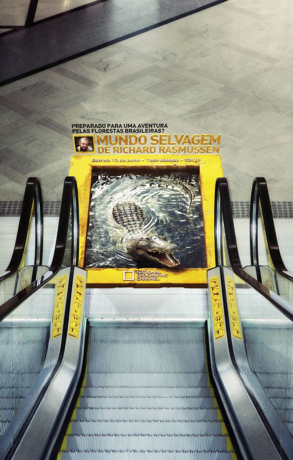 Na foto mostra uma campanha de marketing de Guerrilha do Programa: O mundo selvagem de Richard Rasmussen. Mostra na visão de cima a parte debaixo de uma escada rolante onde tem uma foto realista de um crocodilo na água.
