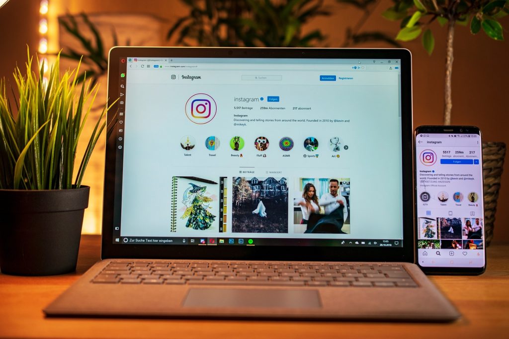 Imagem de um computador e celular, abertos na página oficial do Instagram