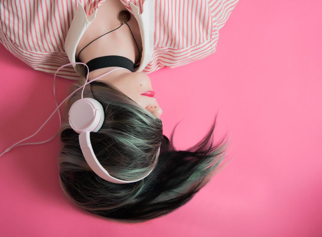Mulher escutando musica