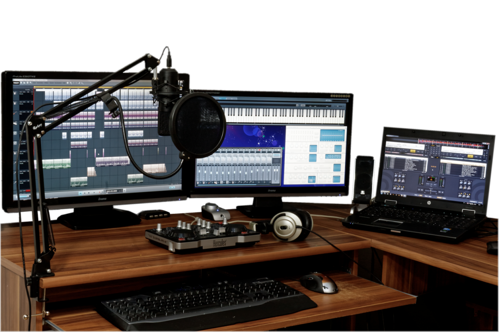 Uma mesa contendo dois monitores, um microfone profissional, headset, teclado, mouse, notebook e uma mesa de edição de audio.